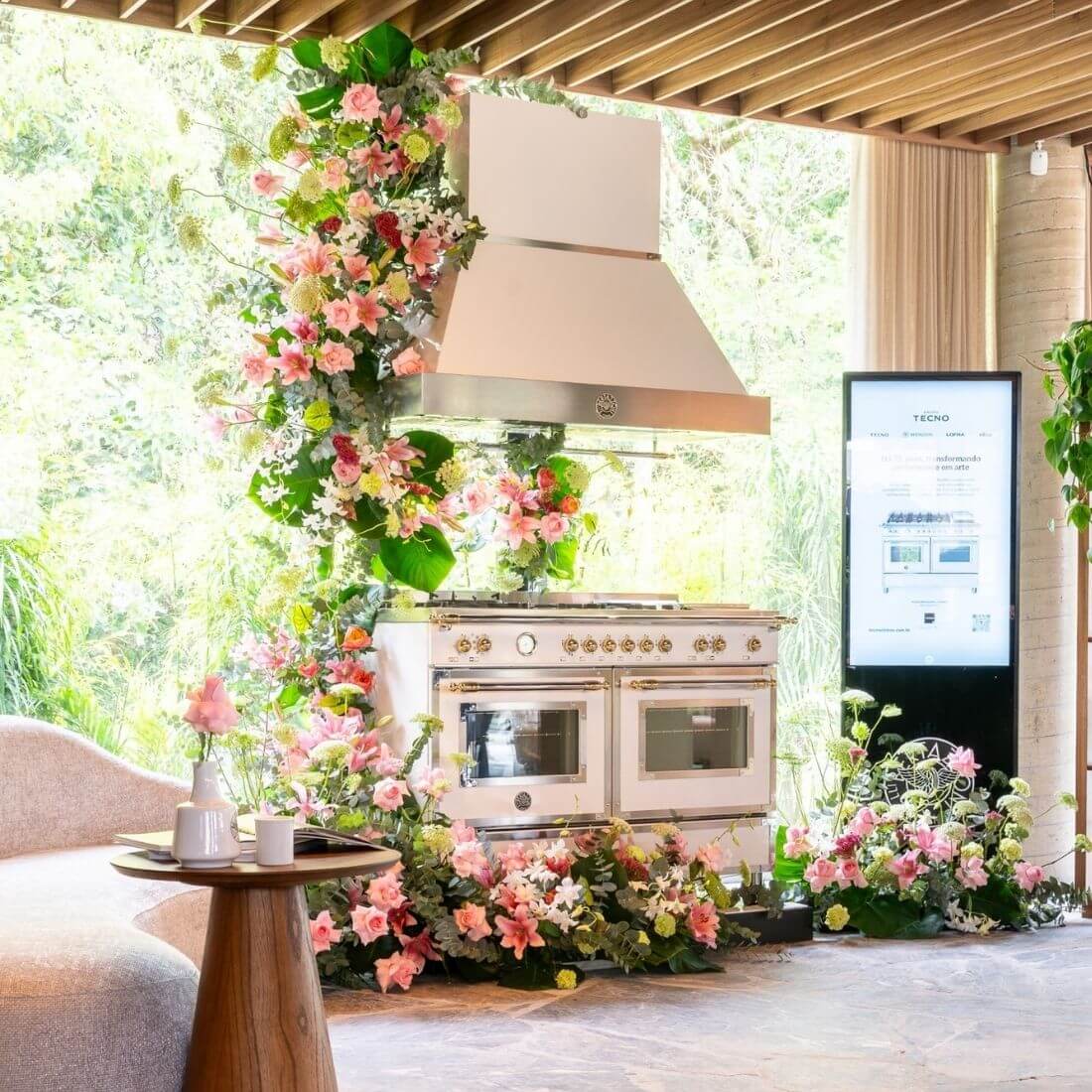 Alt Tag: Bertazzoni Heritage fogão clássico branco com acabamento dourado em cozinha premium estilo italiano