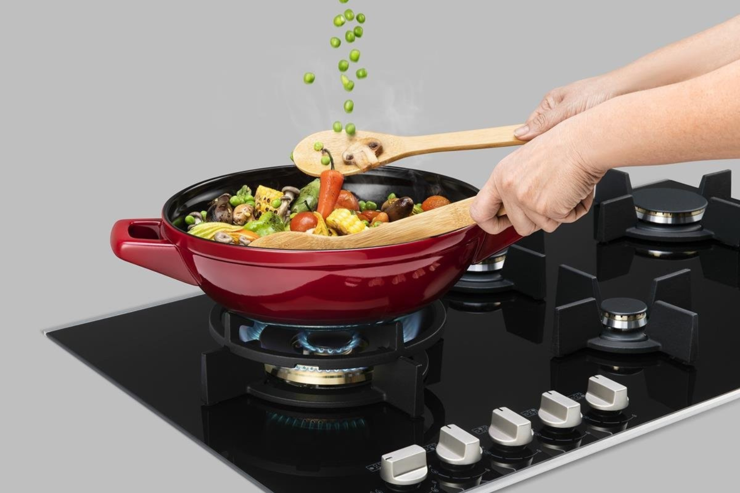 Cooktops de Luxo cooktop a gás 5 bocas em bancada branca com grades pretas e detalhes dourados