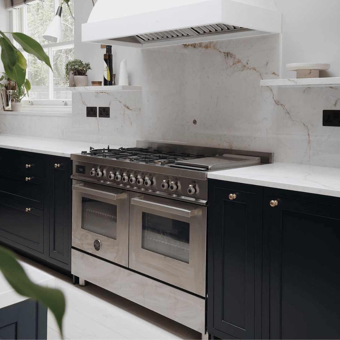 Bertazzoni Professional em inox: fogão, fornos e coifa com design italiano premium para cozinha