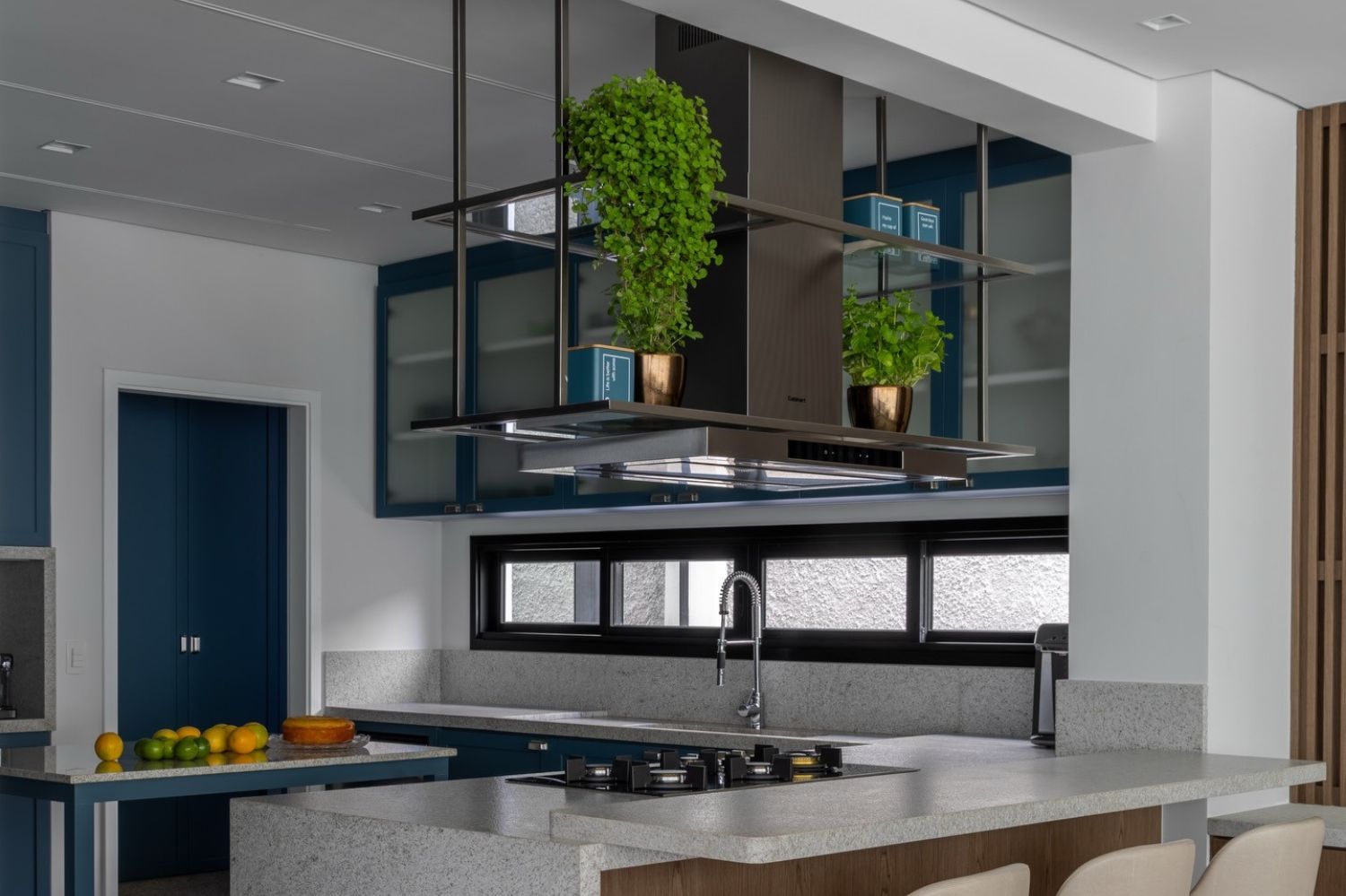 Coifas de Cozinha de luxo instalada em cozinha moderna com bancada e eletrodomésticos premium