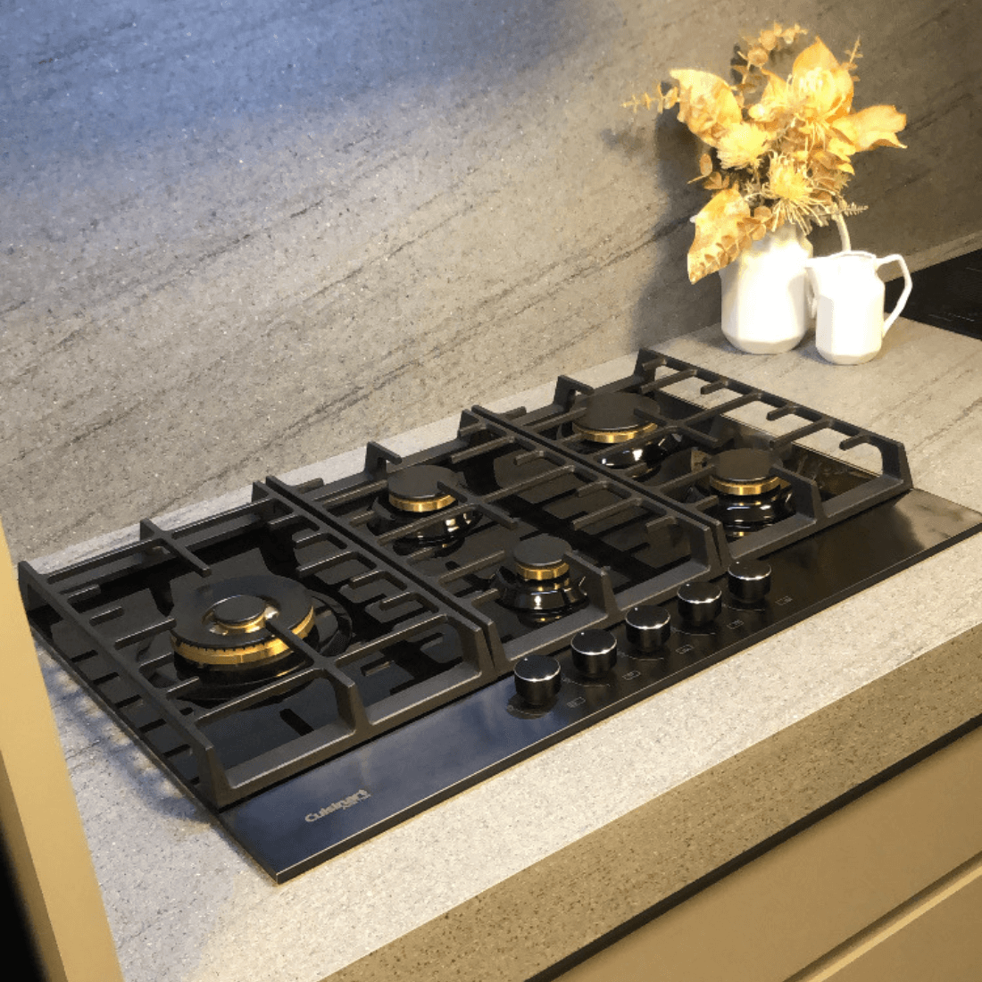 Cooktop Cuisinart em mesa de jantar, modelo gás com queimadores de tripla chama.