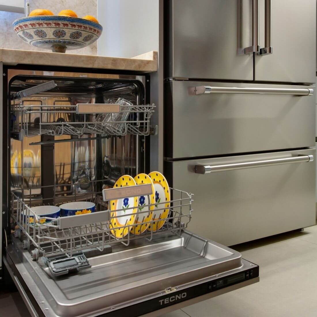 Lava Louças de Embutir premium Tecno embutida em cozinha planejada com pratos e talheres organizados
