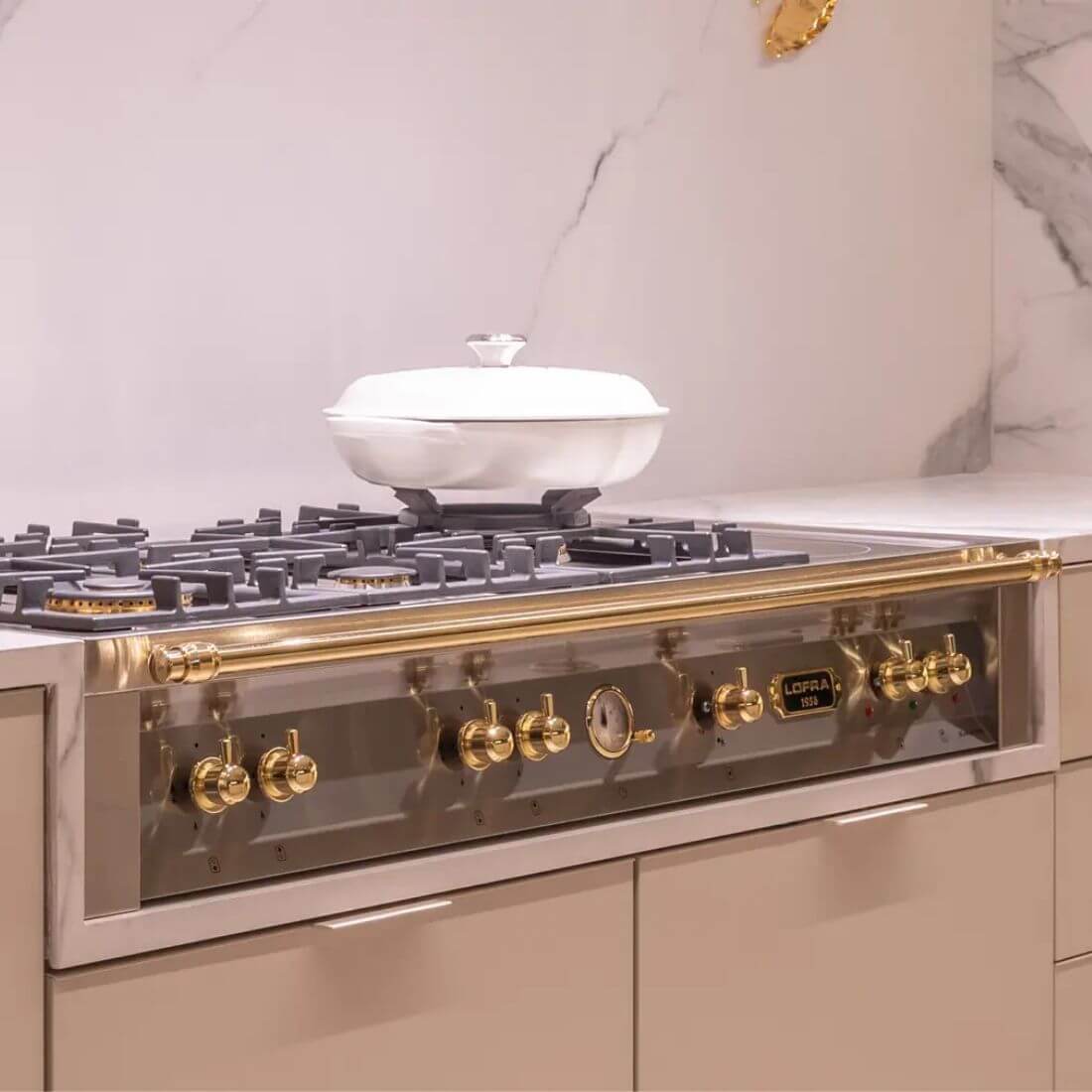 Rangetop Lofra profissional embutido em bancada moderna com queimadores potentes e design italiano