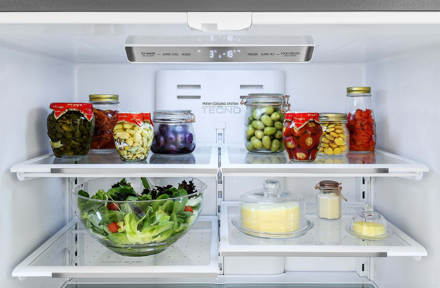 Interior do refrigerador Tecno Professional French Door com alimentos frescos e conservas, iluminado por LED.