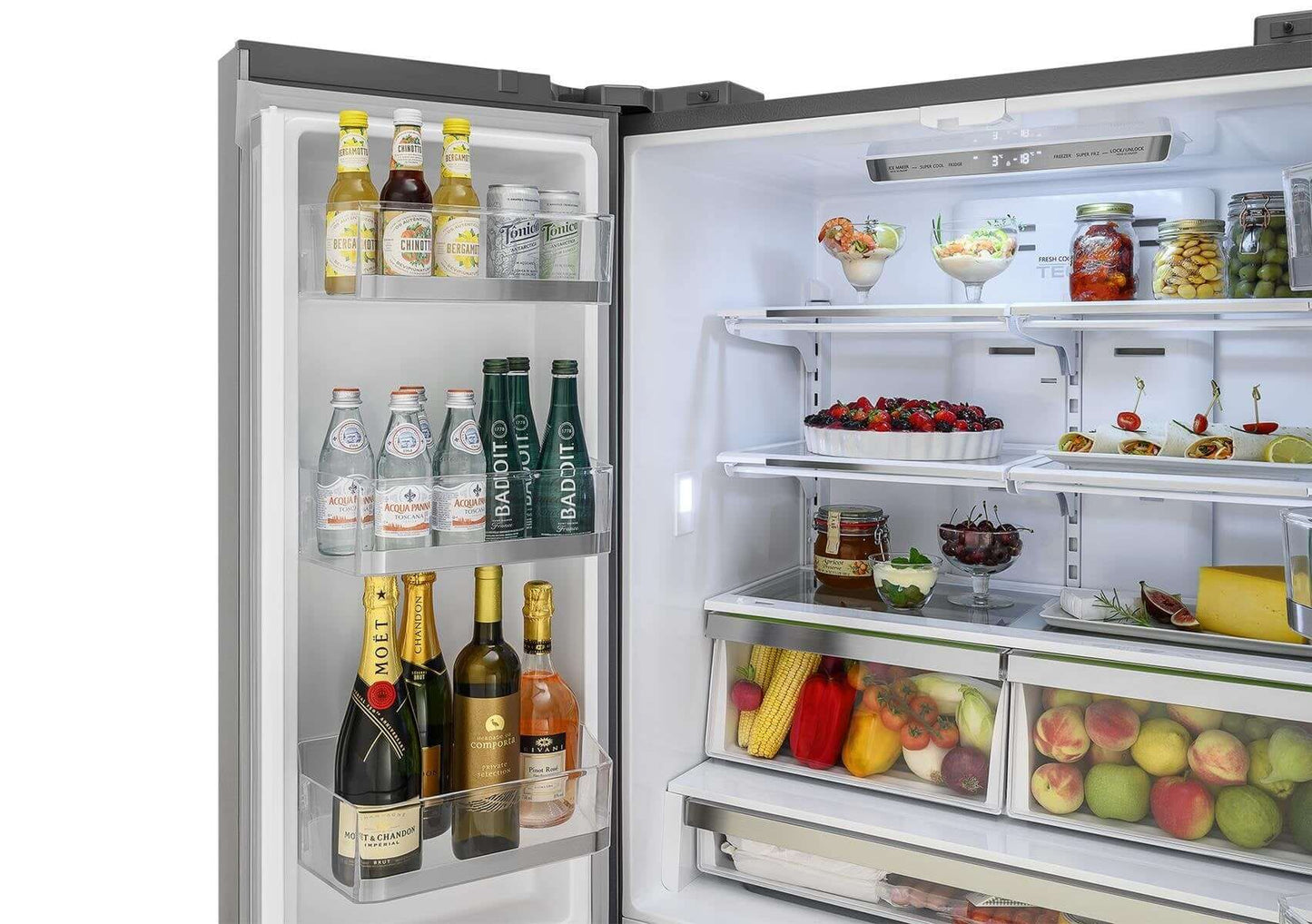 Interior do refrigerador Bertazzoni Master French Door com bebidas e frutas organizadas.