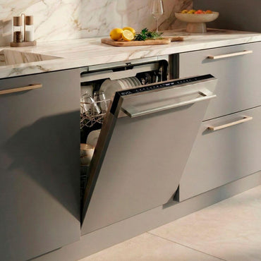 Alt Tag: Lava-Louças Evol embutida 60cm com porta para revestir, 3 cestos e painel integrável à marcenaria da cozinha