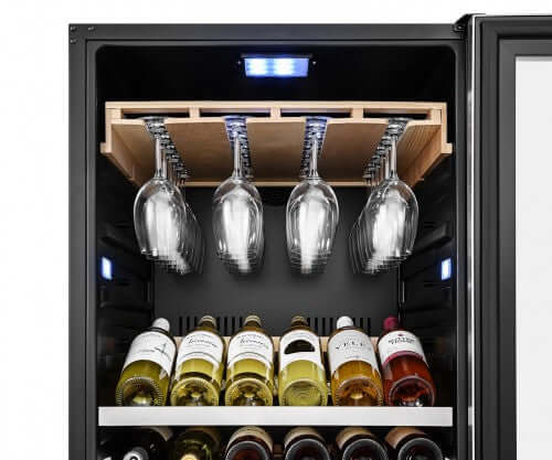 Adega Tecno Vintage com garrafas de vinho e taças suspensas, iluminação interna destacando a coleção.