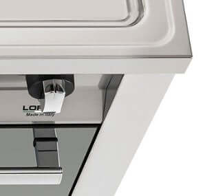 Detalhe do Fogão Lofra New Maxima com botão e visor do forno elétrico em inox polido.