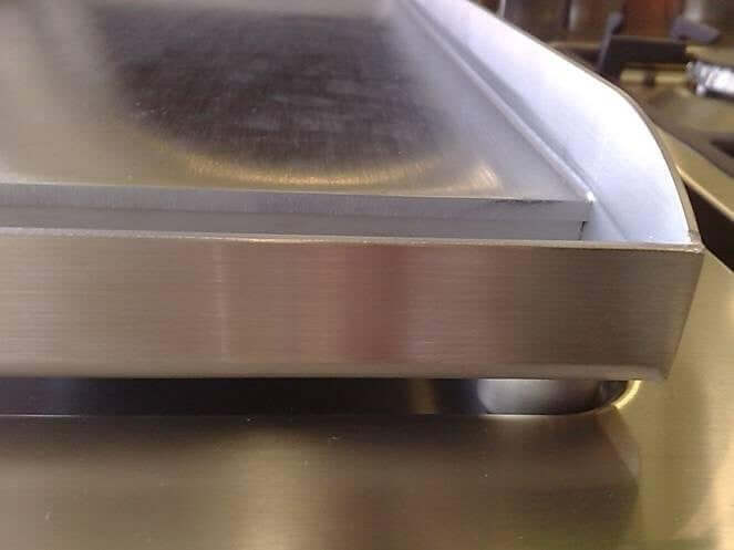 Chapa Grill de Alimentos Bertazzoni Professional Aço Inox vista de cima com acabamento em aço inox.