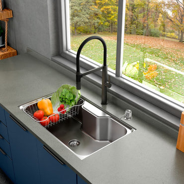 Cuba Debacco Funzionale 235 inox acetinada 78cm instalada em bancada com torneira preta e cesto de vegetais