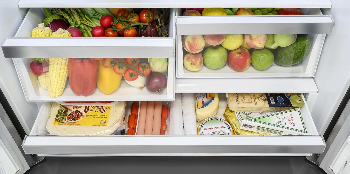 Interior do Refrigerador Tecno Original, com frutas, legumes e queijos frescos em prateleiras transparentes.