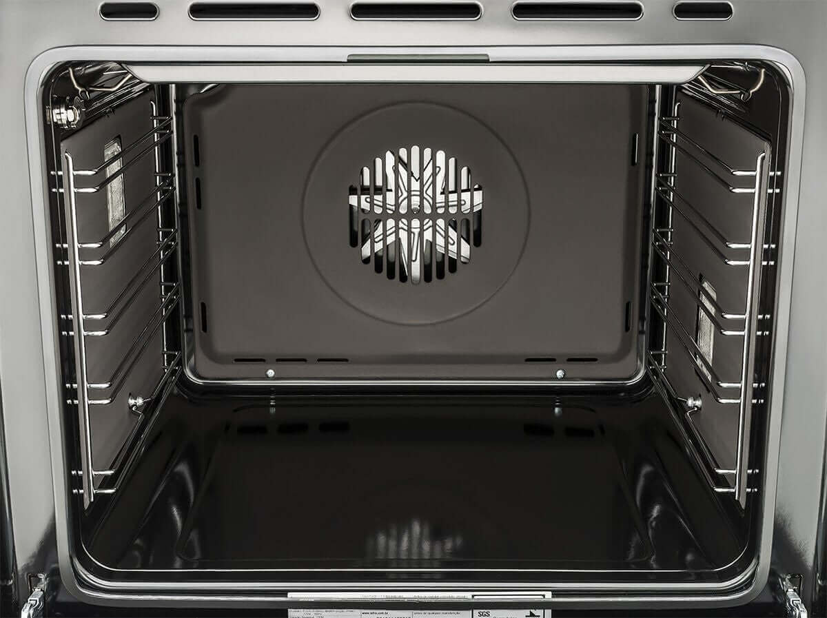 Interior do forno elétrico ventilado Bertazzoni, com ventilação e prateleiras em inox.