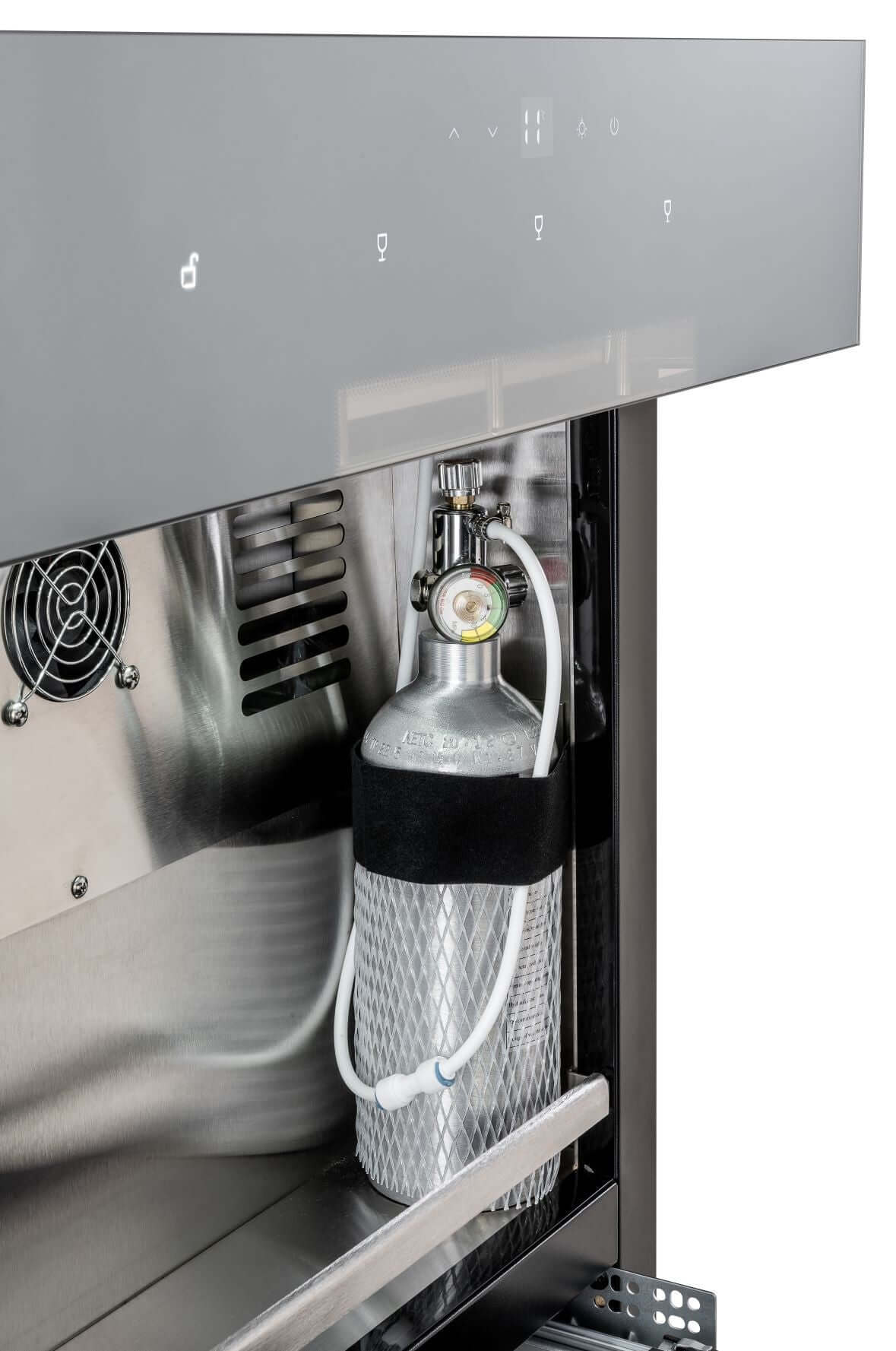 Cilindro de gás dentro do dispenser de vinhos Tecno, com painel acima e estrutura em inox.