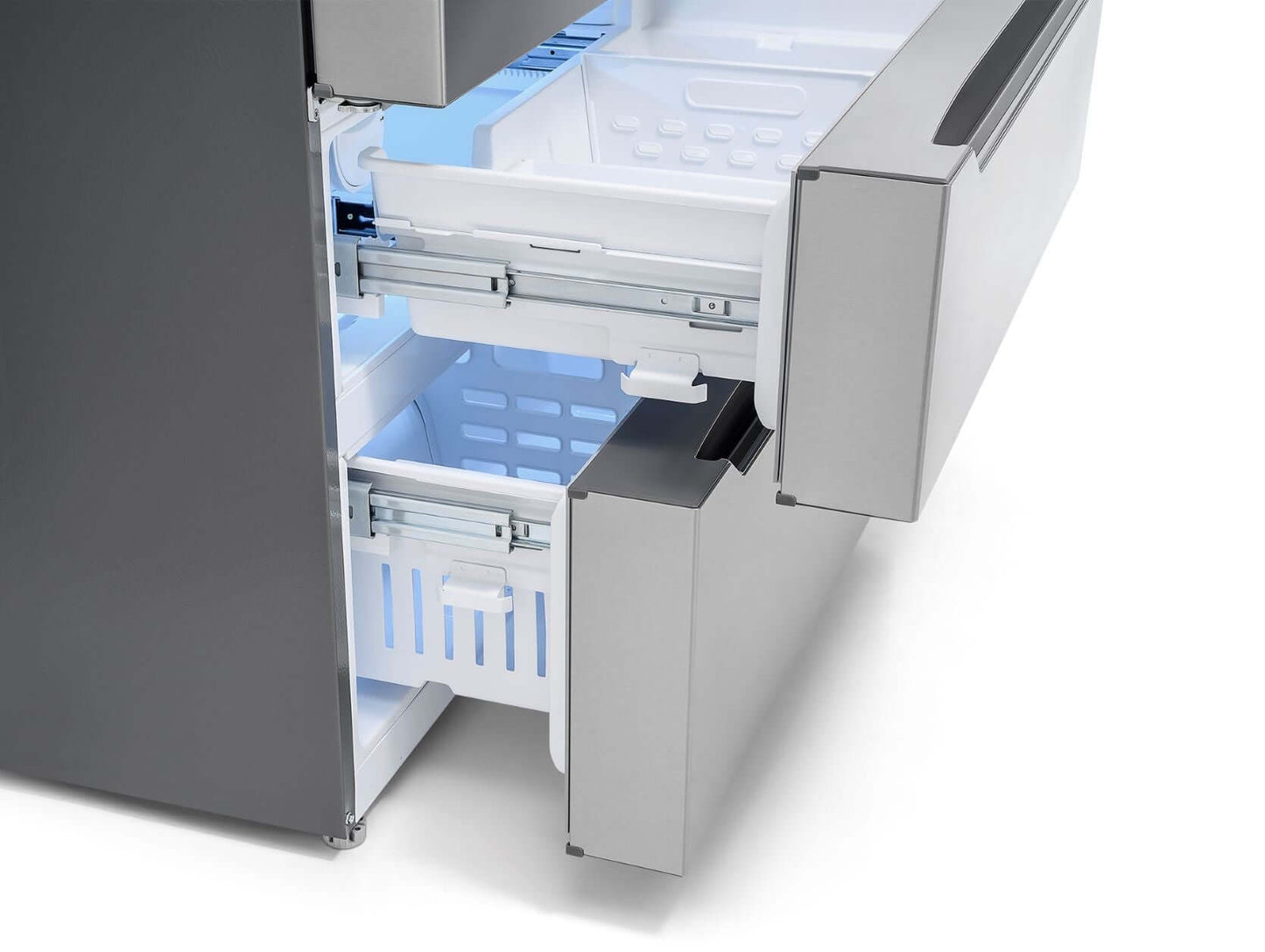 Interior do refrigerador Bertazzoni Master com gavetas e compartimentos iluminados em LED.