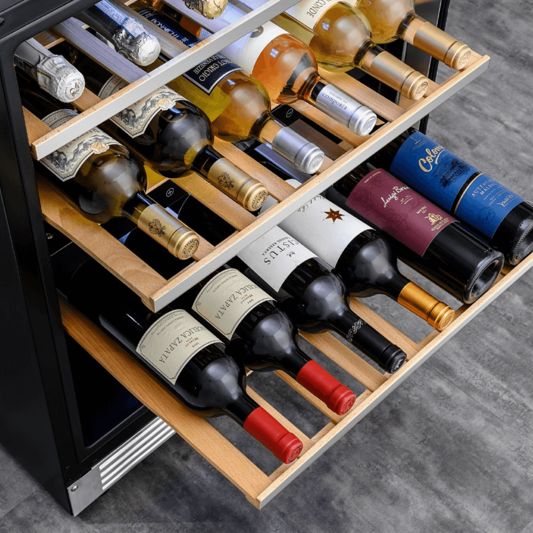 Adega de vinhos com 43 garrafas organizadas em prateleiras de madeira, ideal para conservar diferentes tipos de vinhos.