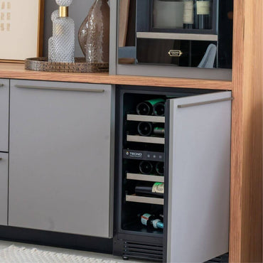 Adega de vinhos Tecno com capacidade para 43 garrafa, ambientada em cenário com revestimento na porta e abrindo