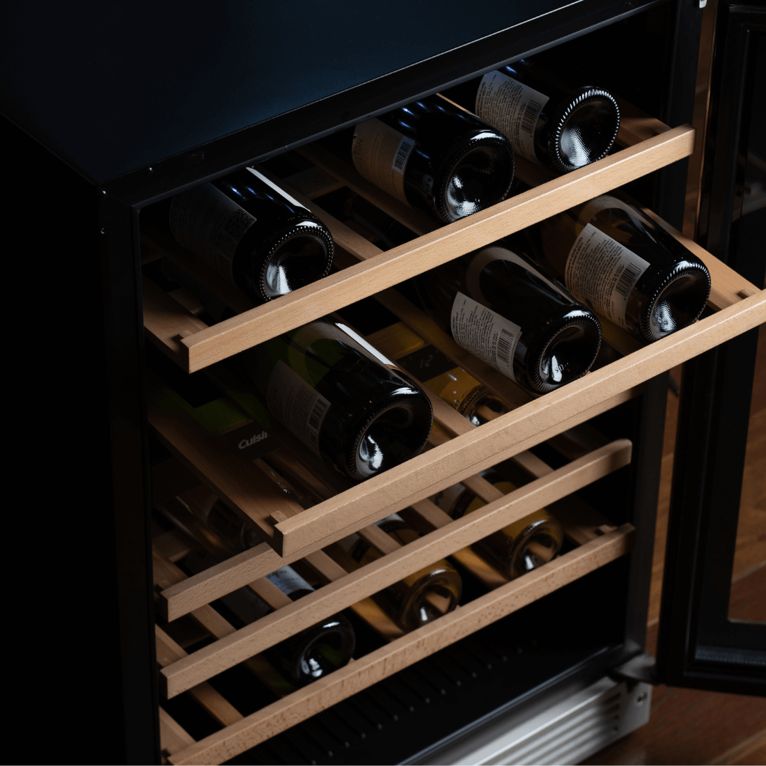Adega de vinhos Cuisinart com prateleiras de madeira, armazenando garrafas em ambiente controlado.