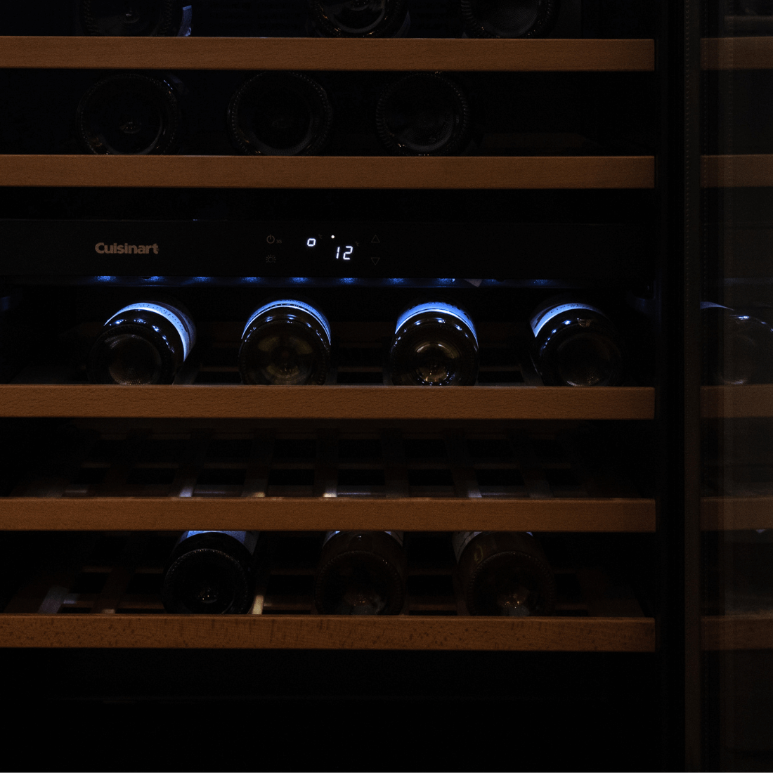 Adega Cuisinart de embutir com prateleiras de madeira e iluminação LED, ideal para conservar vinhos.