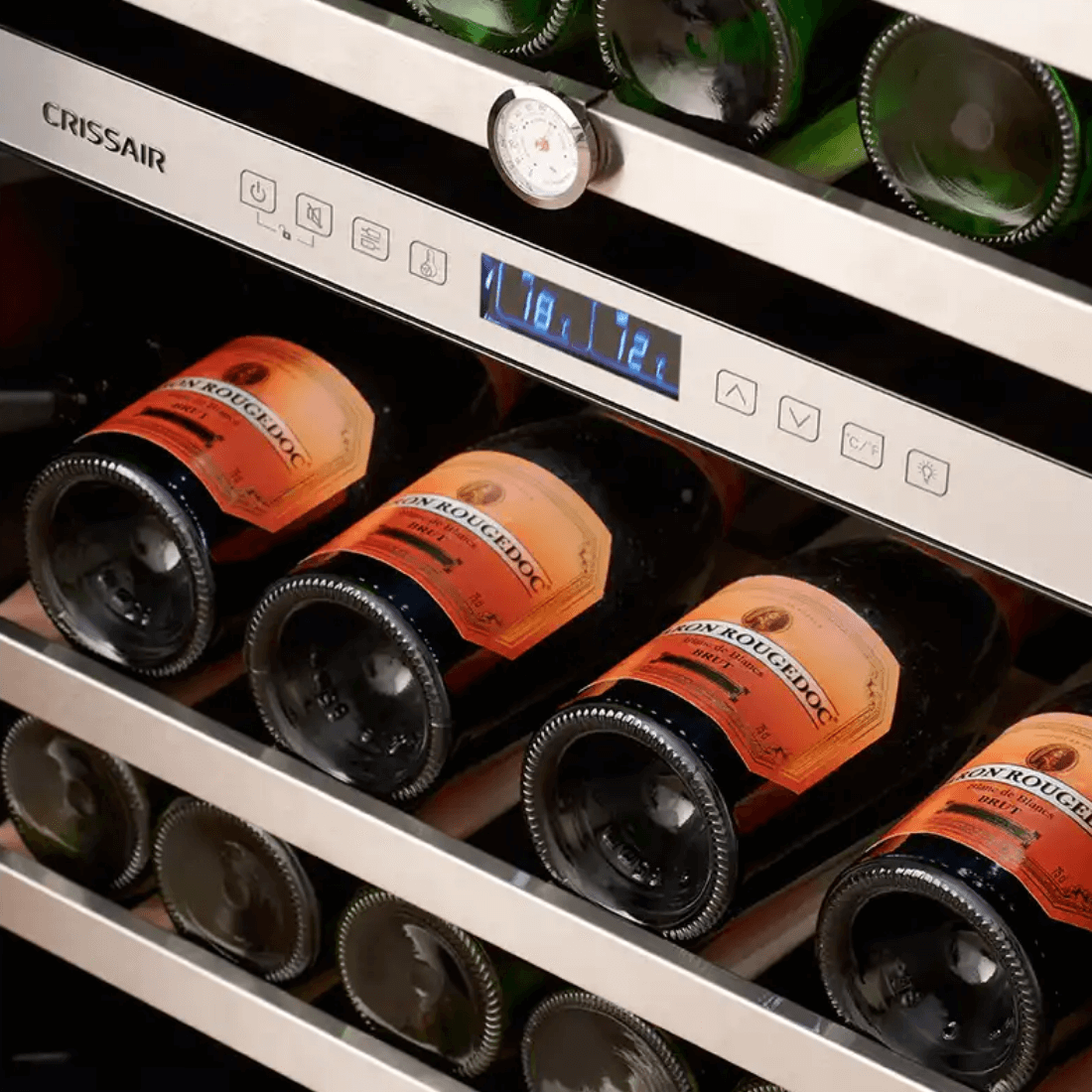 Adega CrissAir com temperatura ajustável, armazenando garrafas de vinho em duas zonas independentes.