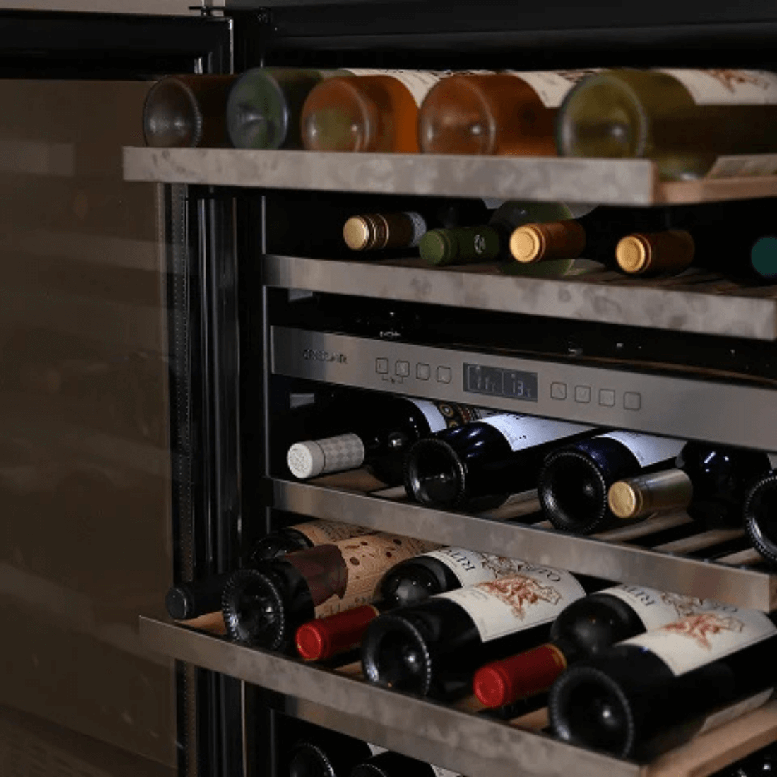 Adega de vinhos CrissAir com garrafas organizadas e visíveis, display digital de temperatura e prateleiras em inox.