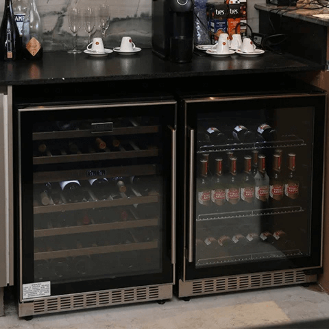 Adega de vinhos de embutir CrissAir com 46 garrafas, duas zonas de temperatura, vidro preto, 60cm de largura.