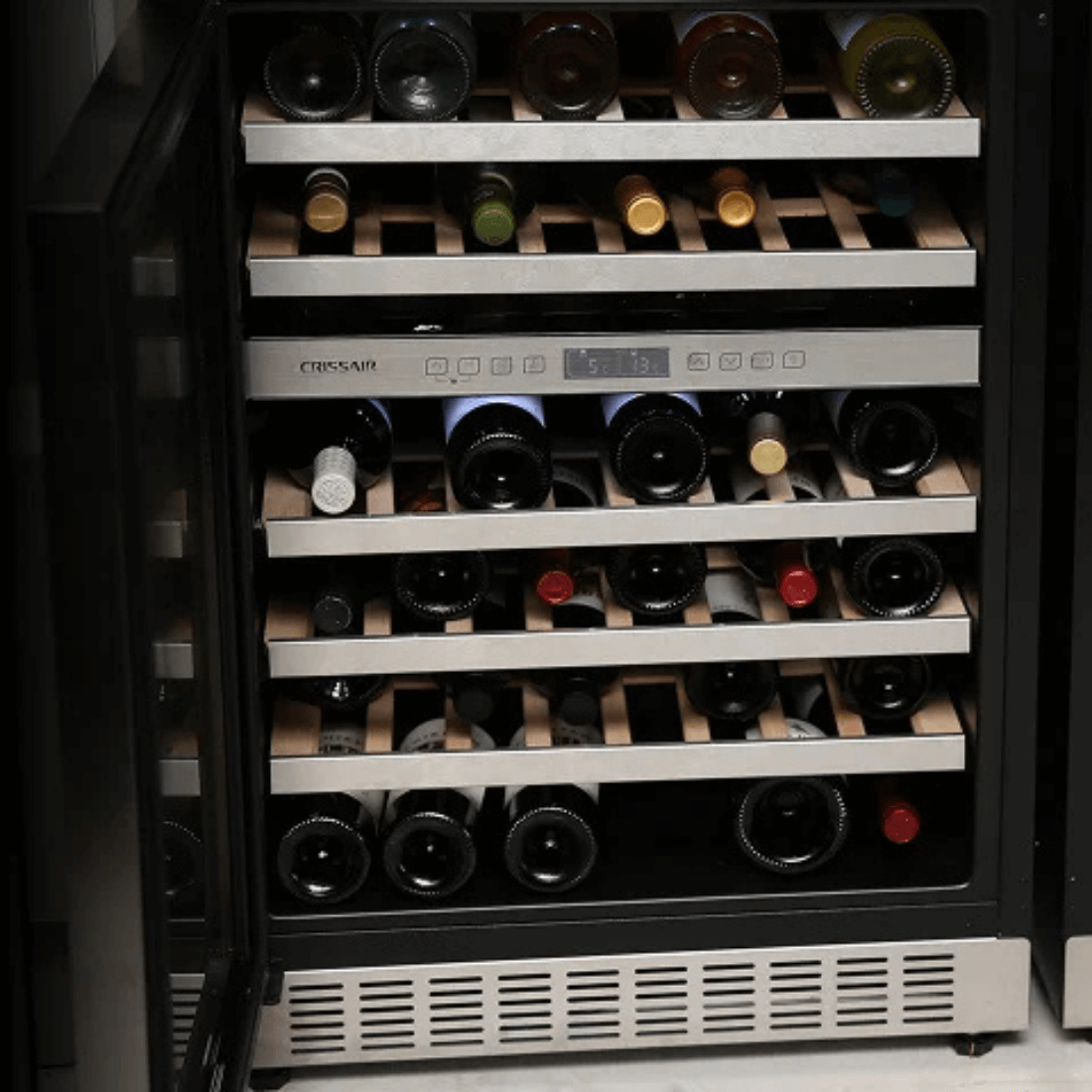 Adega de vinhos CrissAir com capacidade para 46 garrafas e controle de temperatura dual zone.