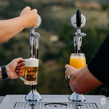 Chopeira Naja Cheffer Smart 2 Torneiras Independentes com Lava Copos servindo cerveja e bebida na varanda.