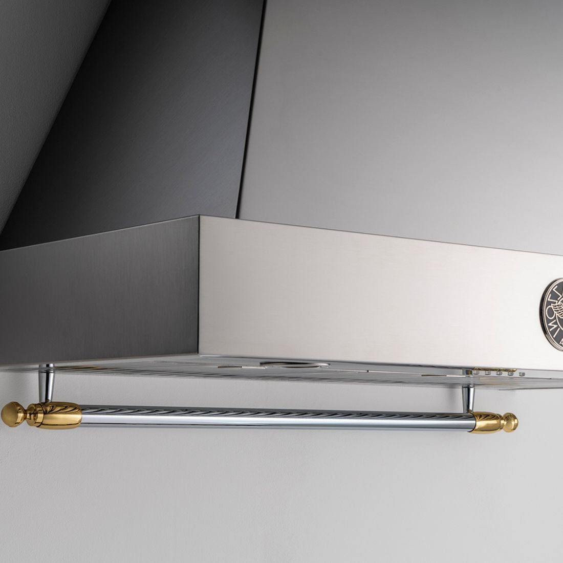Close na parte lateral da Coifa Bertazzoni Heritage de Parede Inox 91cm