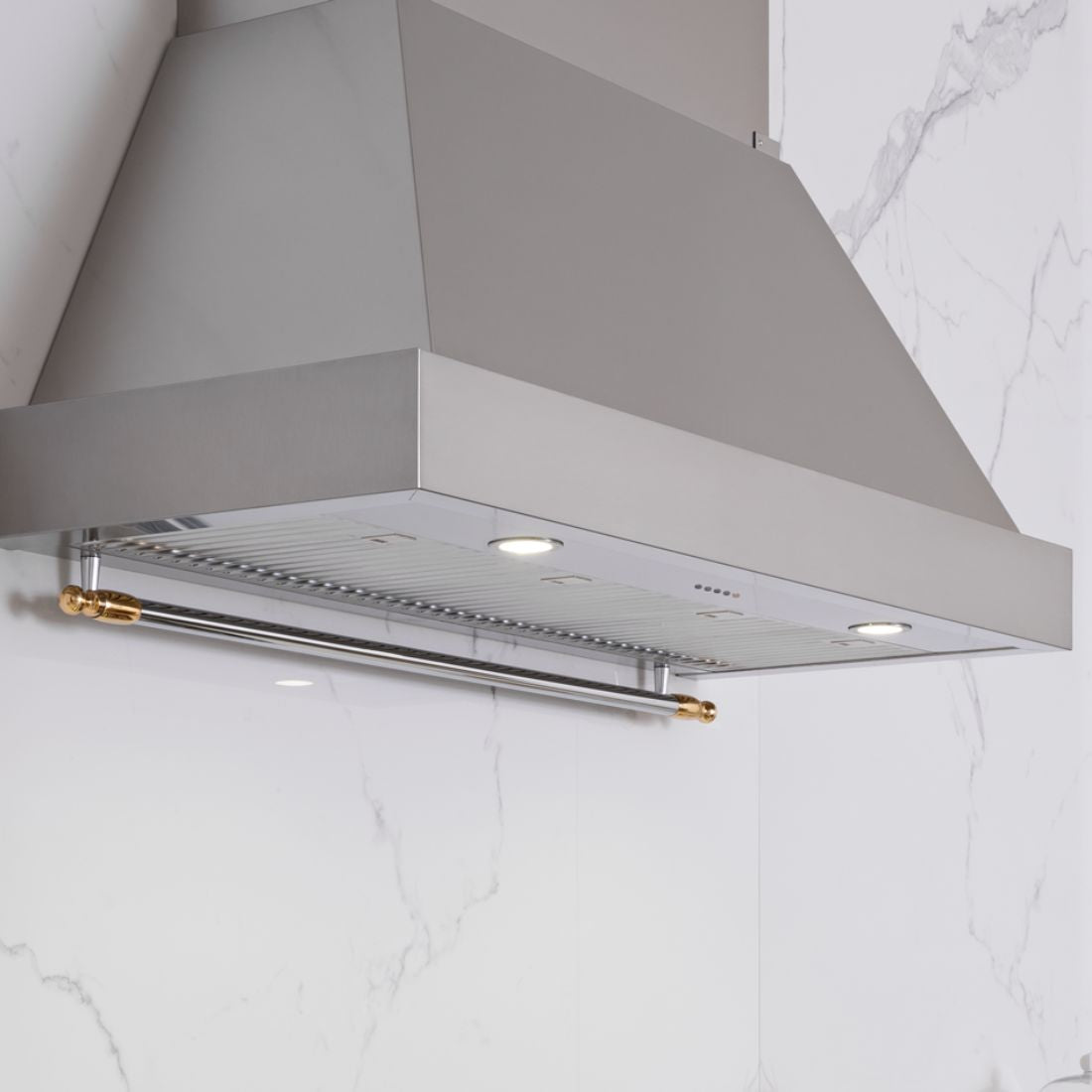 Visão lateral por completo da Coifa Bertazzoni Heritage de Parede Inox 91cm