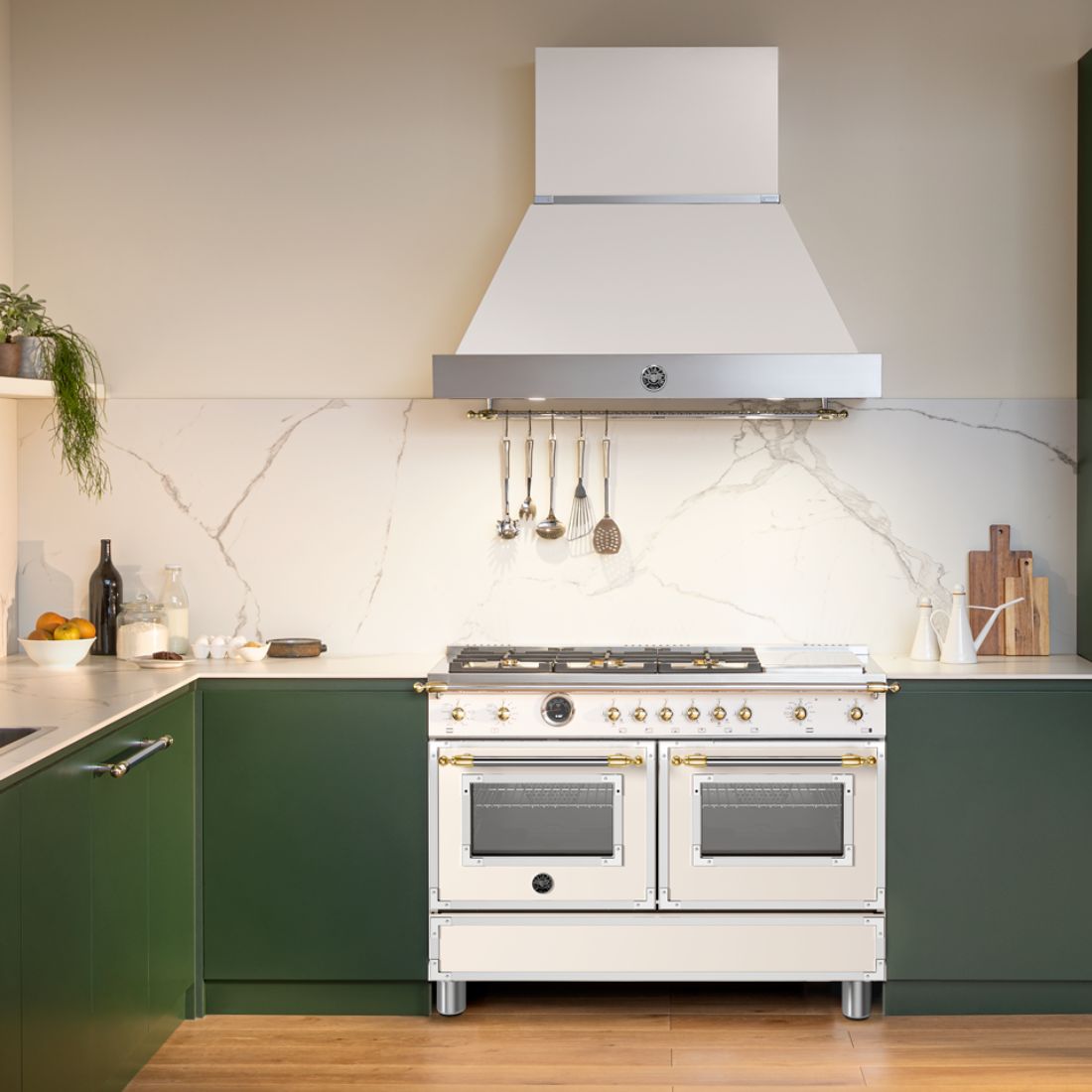 Coifa Bertazzoni Heritage de Parede Marfim 122cm junto ao fogão Bertazzoni Heritage de 120cm da mesma linha