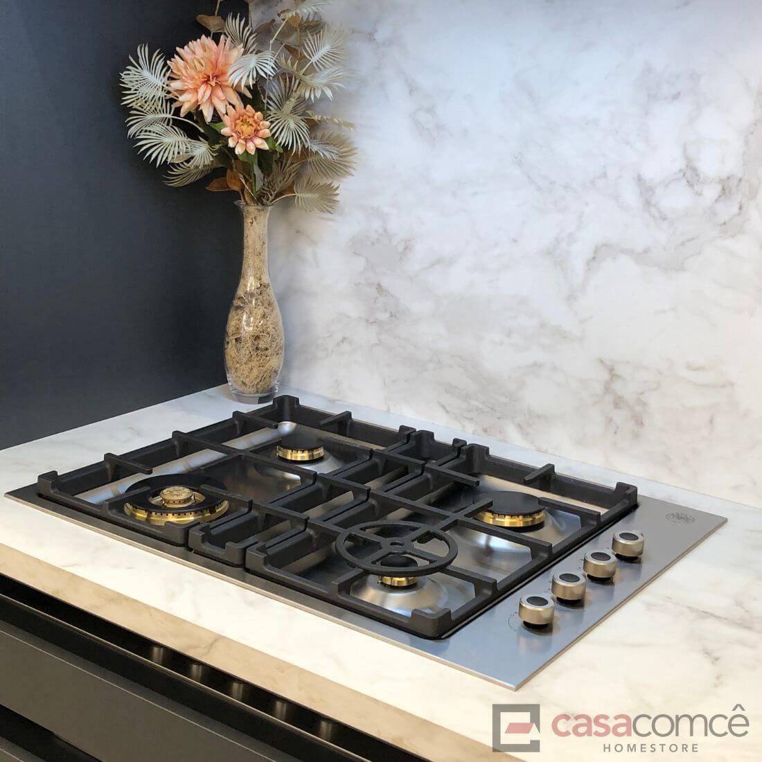 Cooktop Bertazzoni a gás 4 bocas inox 75cm sobre bancada de mármore com decoração.