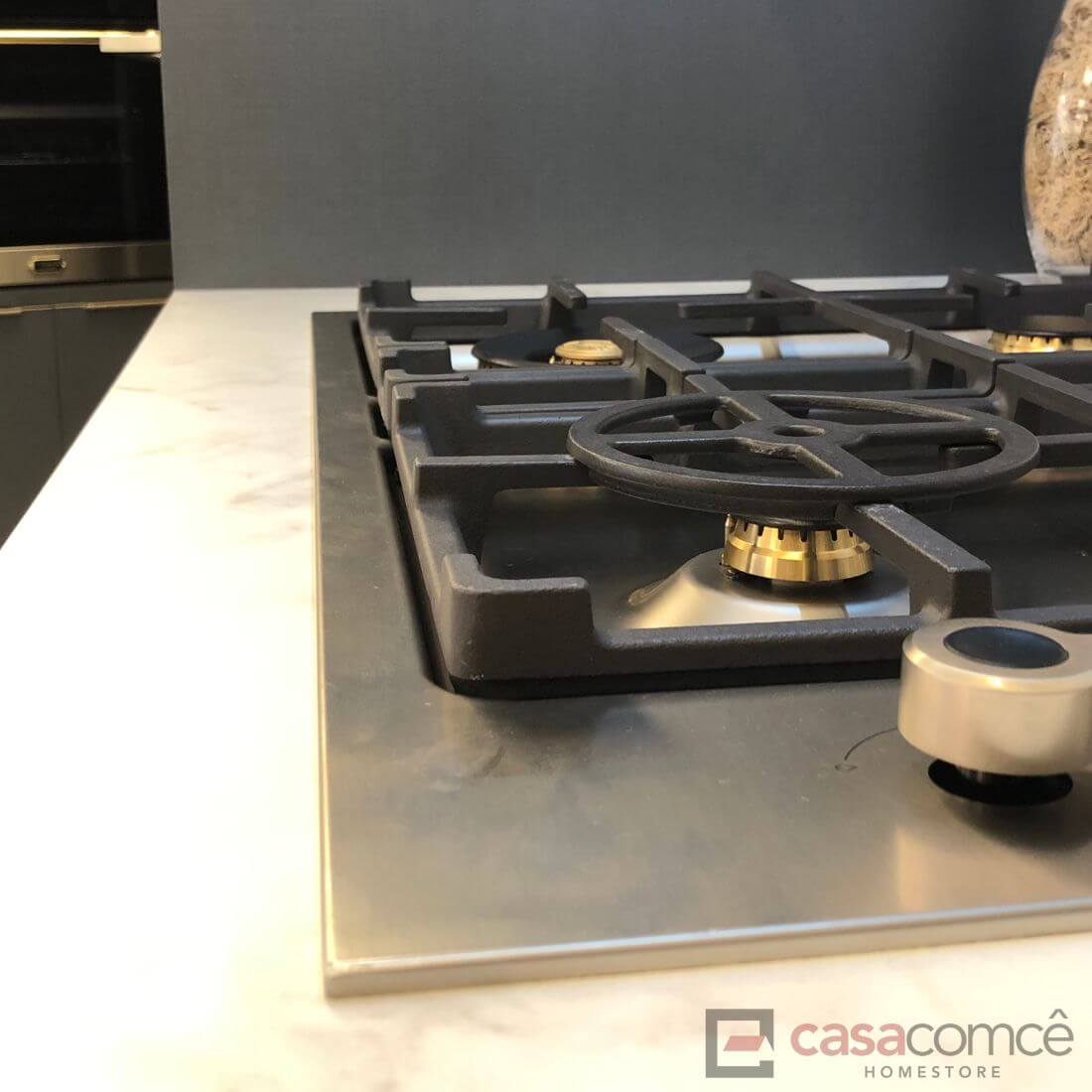 Cooktop Bertazzoni profissional de gás com 4 queimadores em inox e trempes robustas para cozinhar com estilo.