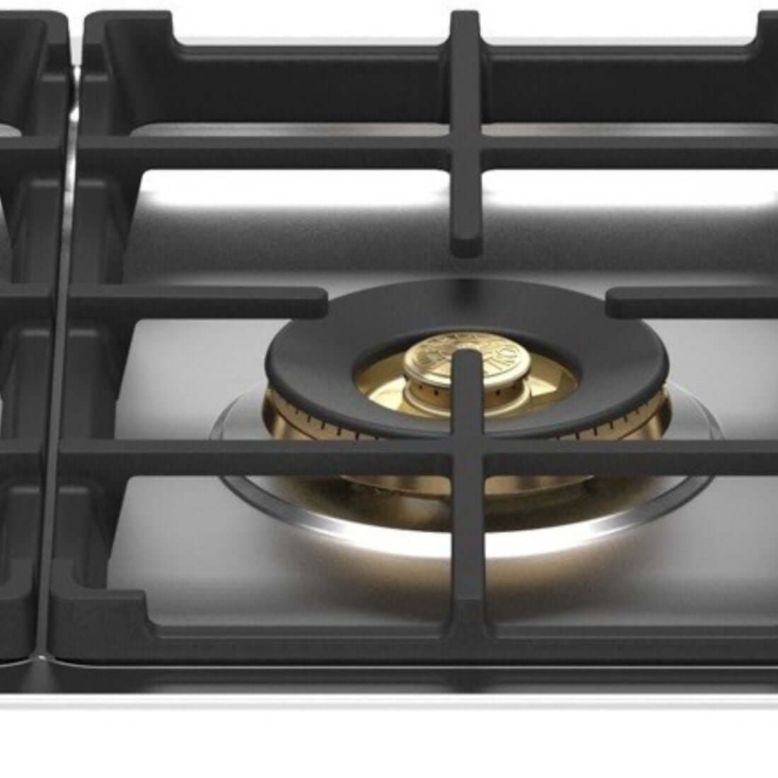Queimador a gás do cooktop Bertazzoni, com detalhes em latão e trempes robustas para panelas.