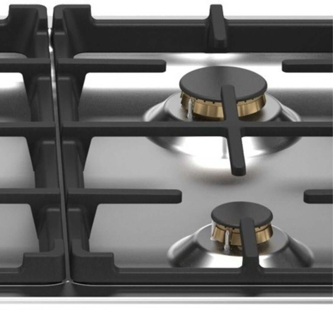 Detalhe do cooktop a gás Bertazzoni, queimadores de latão e trempes robustas em ferro esmaltado.