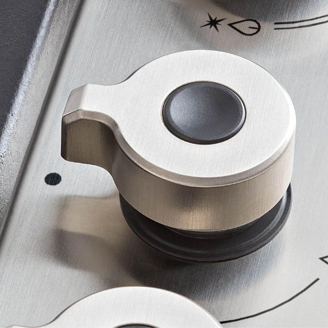 Detalhe do botão em inox do cooktop Bertazzoni, projetado para controle preciso da chama.