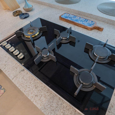 Cooktop a gás 5 bocas vitrocerâmico com queimadores Sabaf e painel de controle frontal em cozinha moderna.