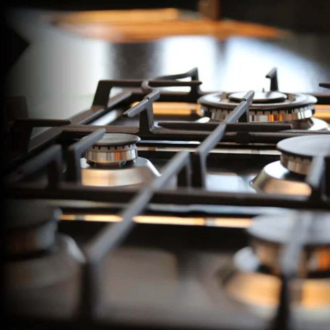 Cooktop a gás CrissAir de 5 queimadores, com design funcional e acabamento em aço inox, ideal para grandes panelas.