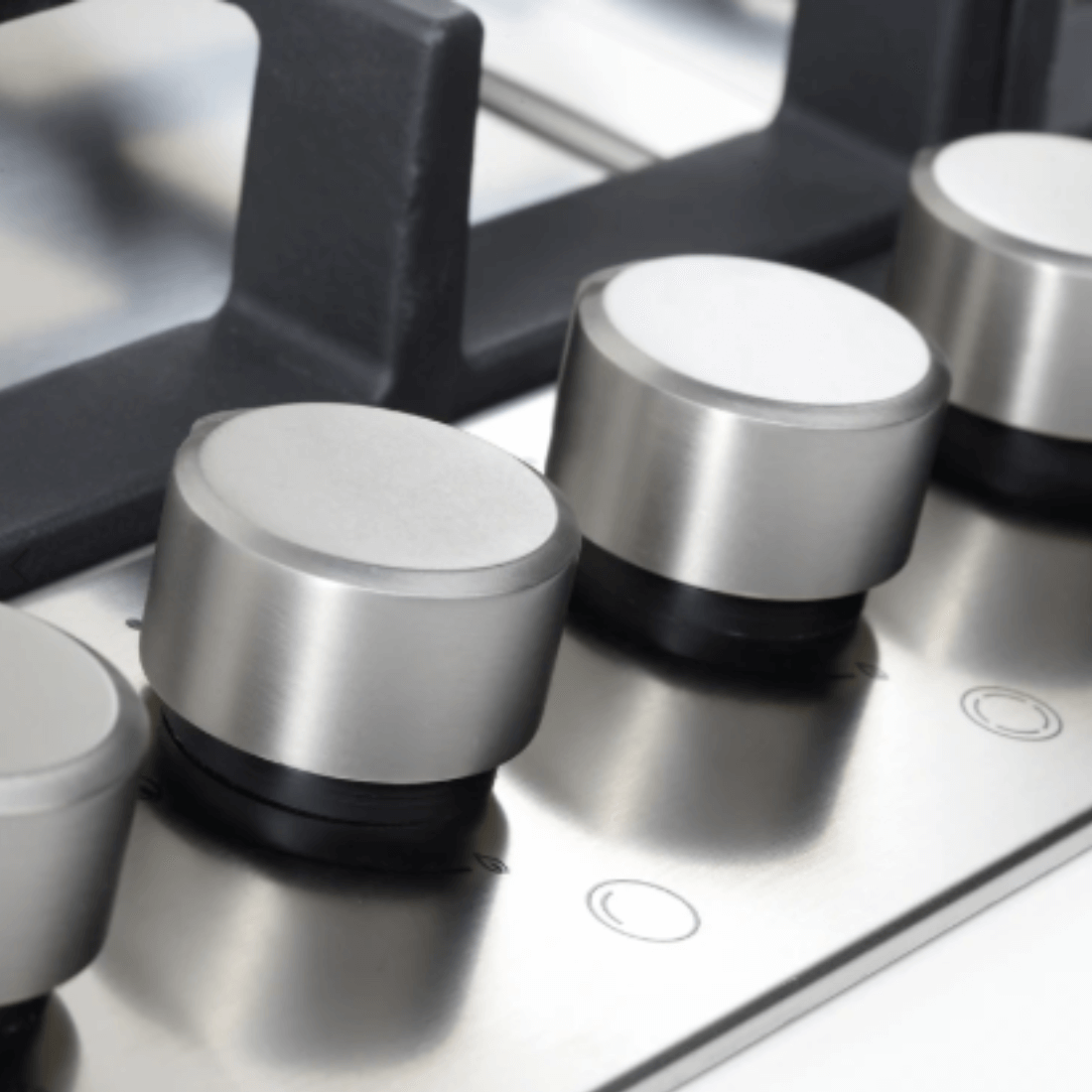 Close-up dos botões de controle do Cooktop a Gás Gorenje 5 Queimadores 90cm em inox, com design moderno.