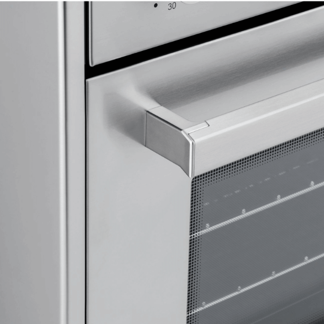 Detalhe da maçaneta do forno do Fogão Bertazzoni, em inox escovado, destacando seu design moderno.
