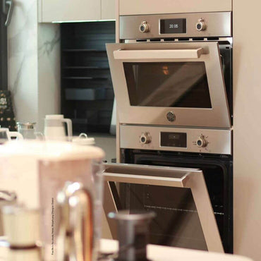 Forno Micro-ondas Combinado Bertazzoni Professional 40 Litros Inox 60cm em cozinha moderna.