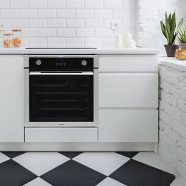 Forno à Gás Cuisinart Casual 74 Litros Inox 60cm em cozinha moderna com armários brancos e piso em preto e branco.