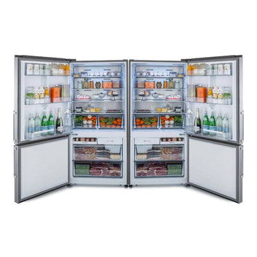Refrigerador Bertazzoni Master DUO com portas abertas, mostrando prateleiras e gavetas cheias de alimentos.