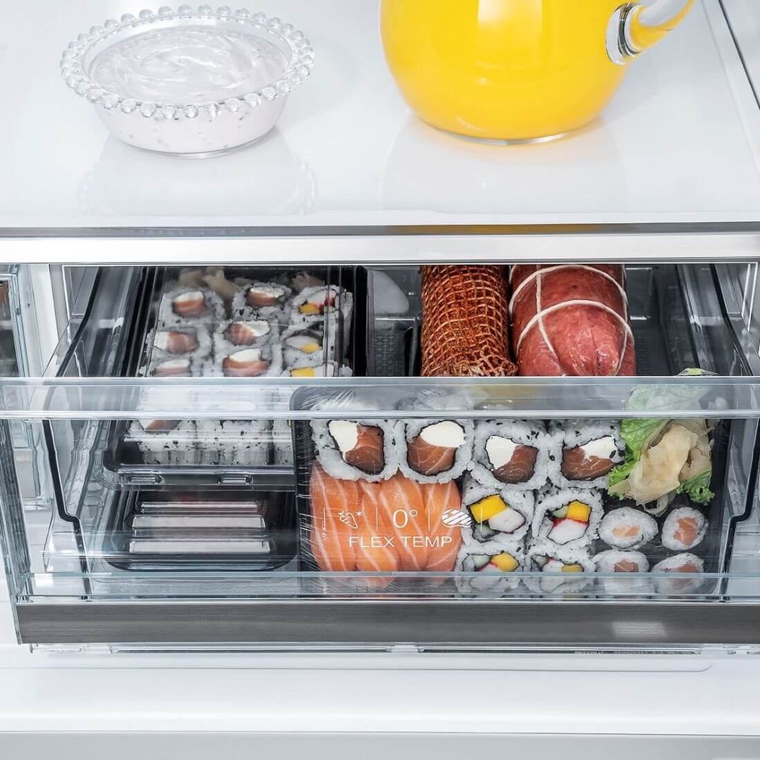 Interior do refrigerador Tecno Professional com sushi fresco e carnes, mostrando o compartimento Flex Temp.