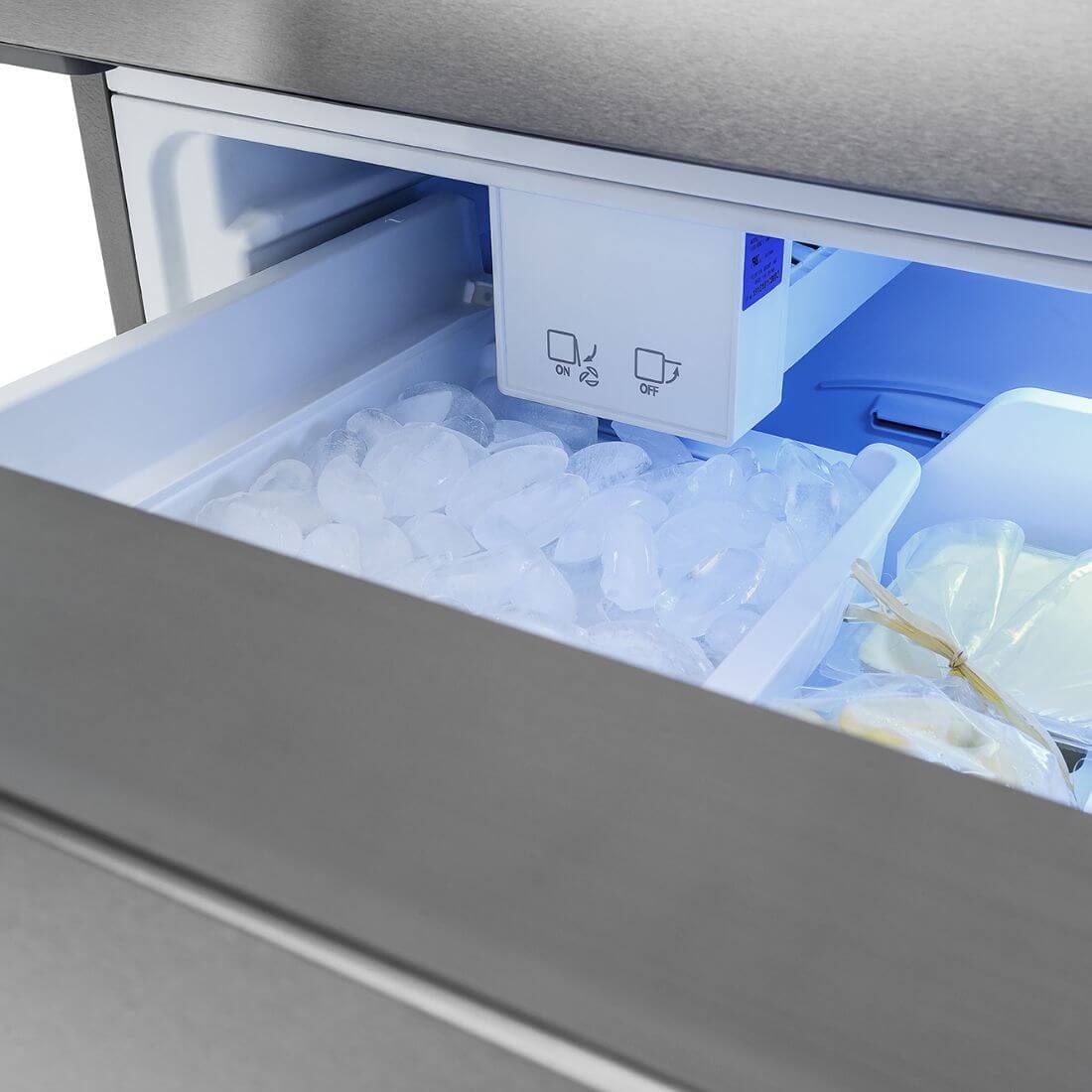 Interior do congelador do Refrigerador Tecno Professional com gelo e iluminação LED.