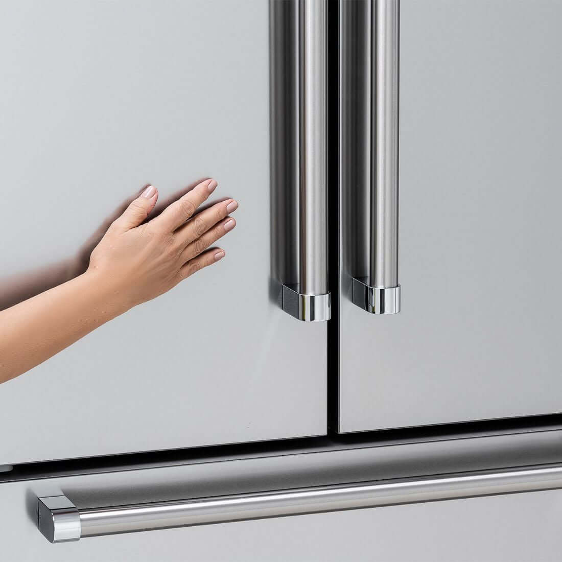 Detalhe das robustas alças tubulares do Refrigerador Tecno Professional em inox escovado.