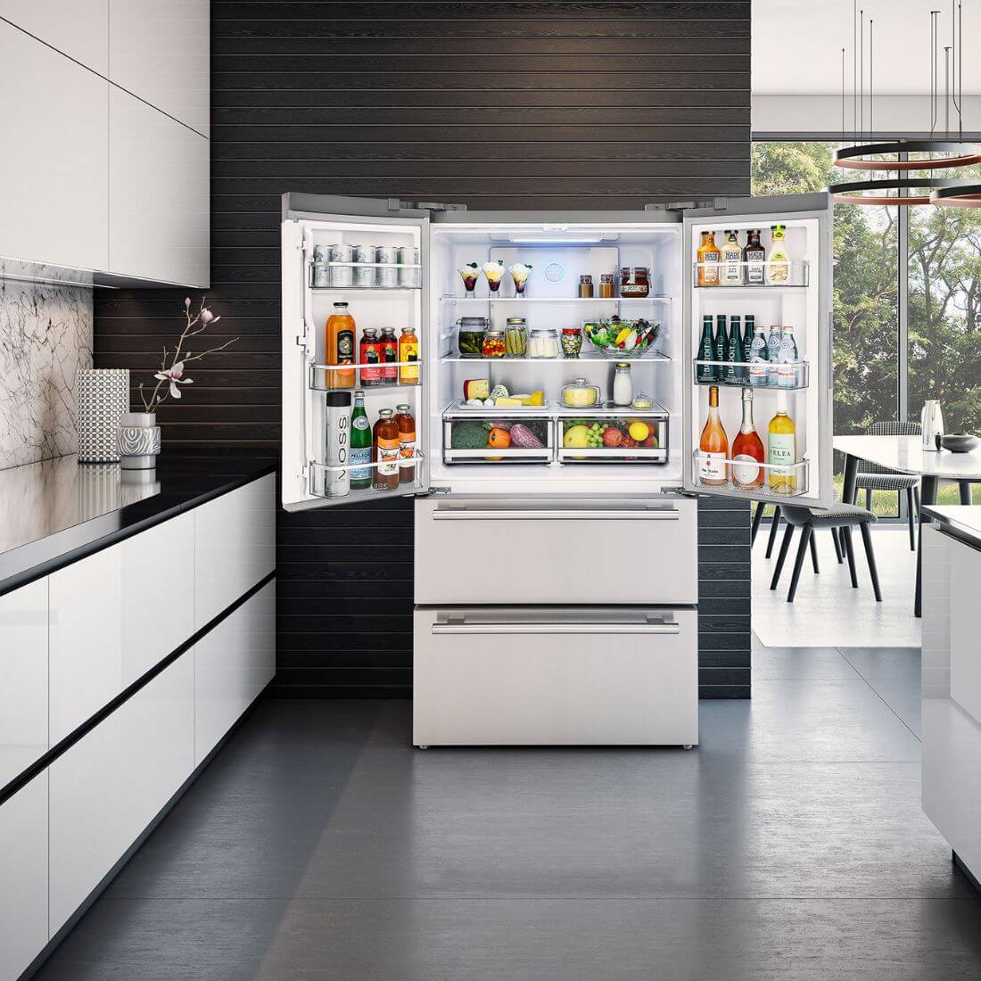 Refrigerador Tecno Professional French Door 571 litros inox aberto, com alimentos e bebidas em ambiente moderno.