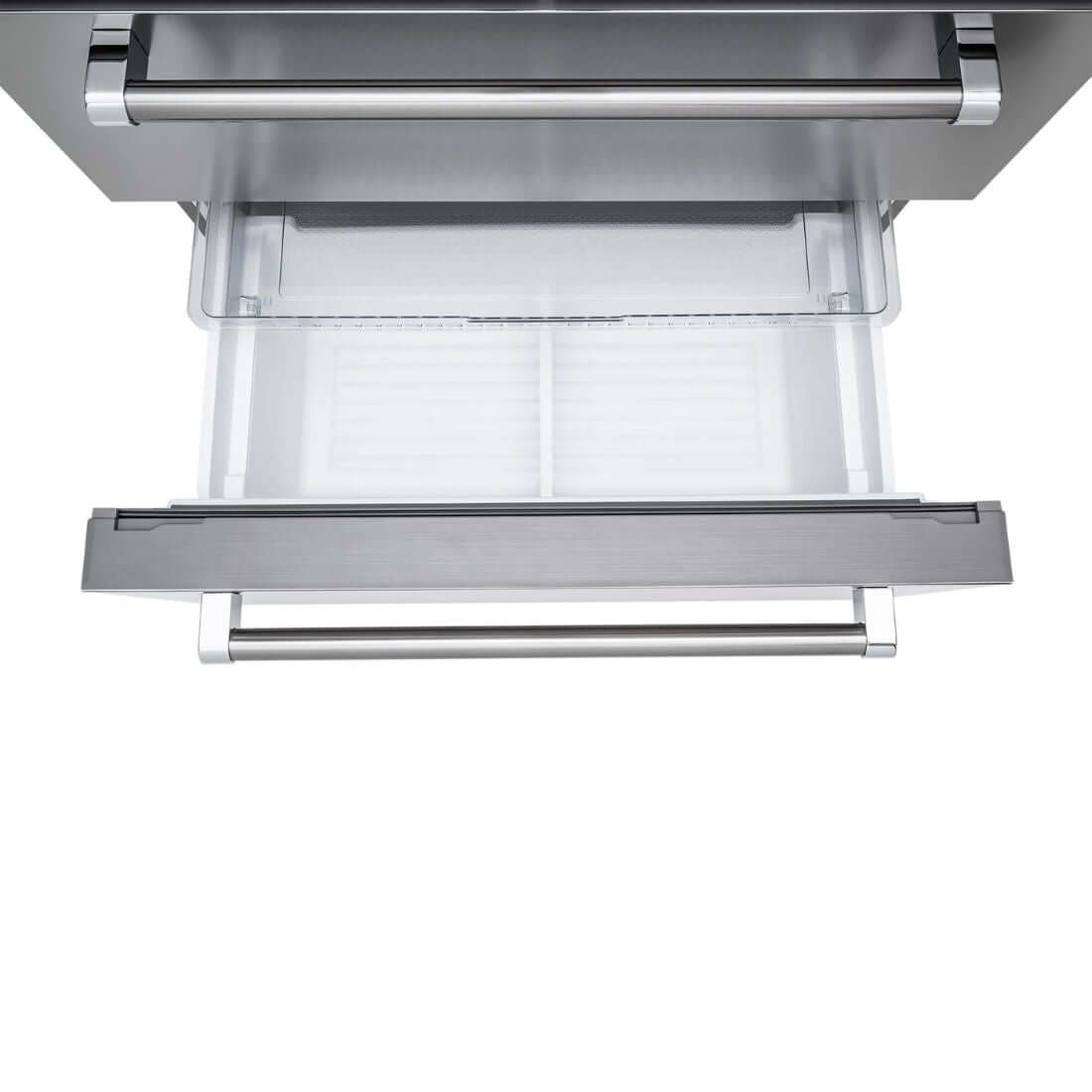 Gaveta do Refrigerador Tecno Professional French Door, em inox, com puxadores tubulares e iluminação LED.