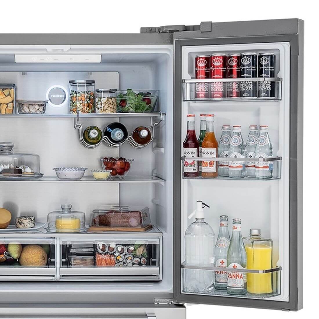 Interior do refrigerador Tecno Professional French Door, organizando alimentos e bebidas com eficiência.