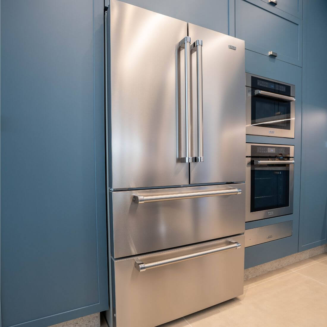 Refrigerador Tecno Professional French Door 571 Litros inox escovado em cozinha moderna.