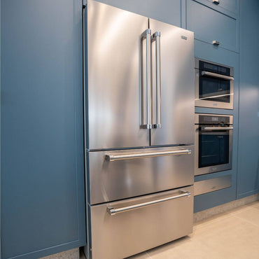 Refrigerador Tecno Professional French Door 571 Litros inox escovado em cozinha moderna.